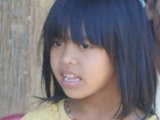 Enfant pauvre dans un village au Vietnam