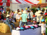 Un chapeau conique contre un casque. Saigon, campagne pour le port du casque.