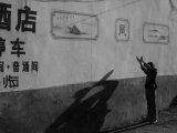 Petite fille jouant aux ombres chinoises...en Chine dans le Yunnang