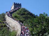 Les escaliers qui grimpent le long de la grande muraille de Chine