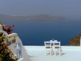 Qu'il fait bon s'asseoir devant une &quot;Mythos&quot; et contempler la grandeur de la Caldeira. Septembre 2010 - Santorin