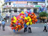 Vendeurs de ballons devant le Saigon center au VietNam