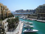 Le port de la ville de Malte et ses bateaux de tous tonnages