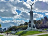 MONTREAL : Nuages sur le monument au bas du Mont Royal.