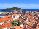 CROATIE : Les toitures de Dubrovnik vues des remparts qui entourent la ville.