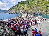 ITALIE : Incroyable mais vrai ! Dans les &quot;Cinque Terres&quot; au village de Vernazza, la foule attendant le bateau pour se rendre dans le village voisin. On se croyait tranquille hors saison de pointe (Septembre 2016)