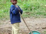 Tanzanie 2010 village de Mtowabu. Une promenade dans les champs et un enfant qui joue avec peu de choses et qui a peu peur des mzungu (hommes blancs).